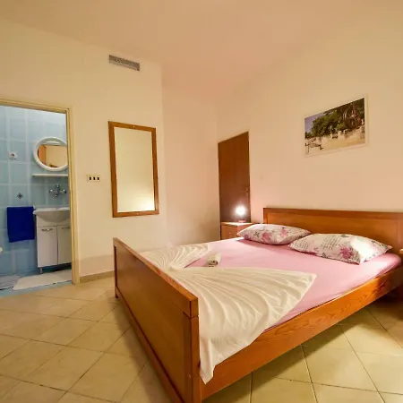 Zdenko-5 By Interhome * קאלי